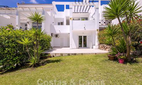 Ruim rijhuis te koop met 360° uitzicht, grenzend aan de golfbaan in La Quinta golfresort, Marbella - Benahavis 57980