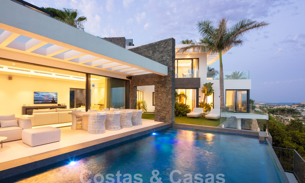 Prestigieuze, moderne luxevilla te koop met adembenemend zeezicht in een gated community in Marbella - Benahavis 58695