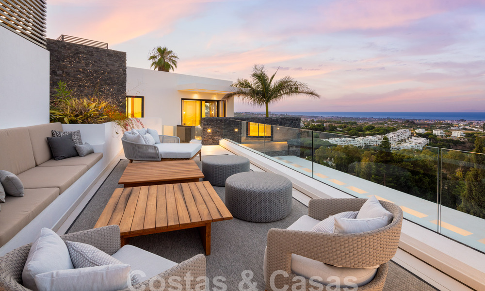 Prestigieuze, moderne luxevilla te koop met adembenemend zeezicht in een gated community in Marbella - Benahavis 58699