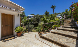 Spaanse villa te koop met grote tuin dicht bij voorzieningen in Oost-Marbella 58915 