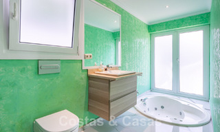 Spaanse villa te koop met grote tuin dicht bij voorzieningen in Oost-Marbella 58922 