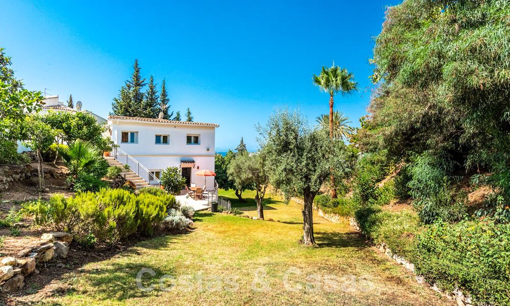 Spaanse villa te koop met grote tuin dicht bij voorzieningen in Oost-Marbella 58927