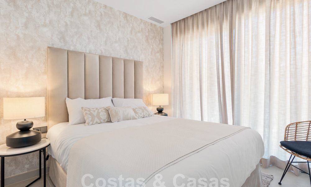 Modernistische, halfvrijstaande villa te koop op een steenworp van het strand nabij Puerto Banus in Marbella 58951