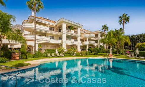 Ruim luxe appartement te koop met panoramisch zeezicht in een gated urbanisatie op de Golden Mile, Marbella 59800