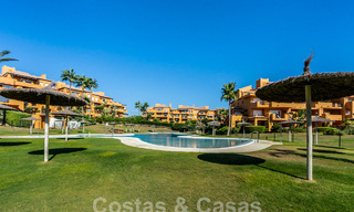 Ruim penthouse te koop in een gated strandcomplex met magnifiek zeezicht in La Duquesa, Costa del Sol 59300 