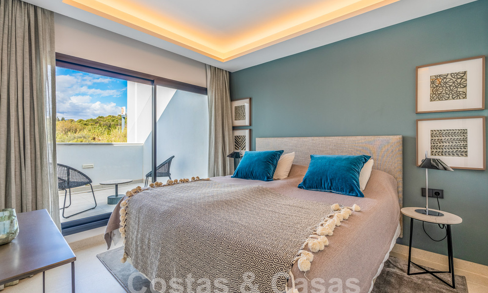 Gezinsvriendelijk modern huis te koop in een strandcomplex op wandelafstand van Estepona centrum 59402