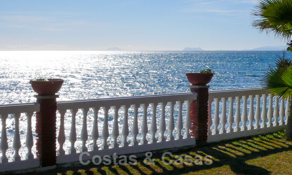 Beachfront Luxe Villa te koop, direct aan zee, Marbella - Estepona 31107