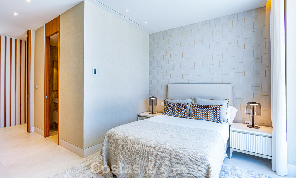 Contemporaine nieuwbouwvilla te koop in een geprefereerde golfurbanisatie op de New Golden Mile, Marbella - Benahavis 782468