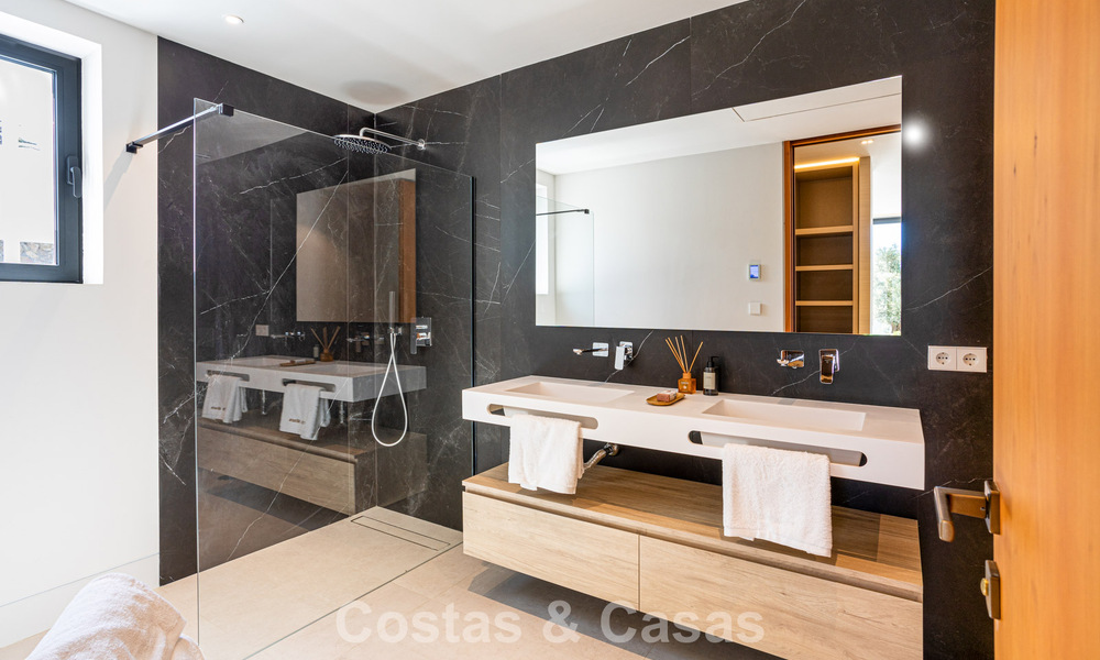 Contemporaine nieuwbouwvilla te koop in een geprefereerde golfurbanisatie op de New Golden Mile, Marbella - Benahavis 782472