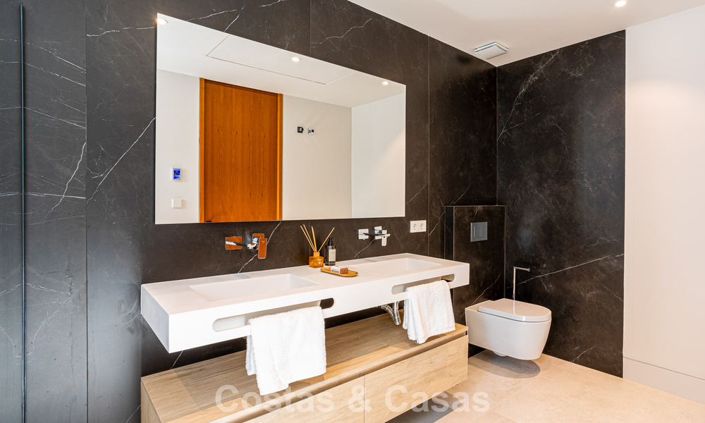 Contemporaine nieuwbouwvilla te koop in een geprefereerde golfurbanisatie op de New Golden Mile, Marbella - Benahavis 782473