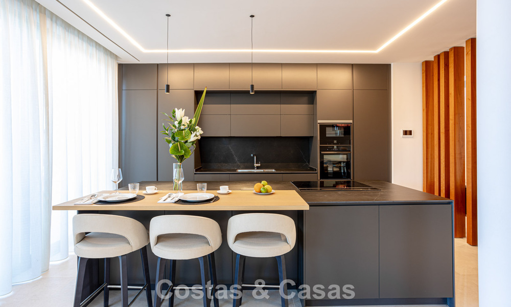 Contemporaine nieuwbouwvilla te koop in een geprefereerde golfurbanisatie op de New Golden Mile, Marbella - Benahavis 782495