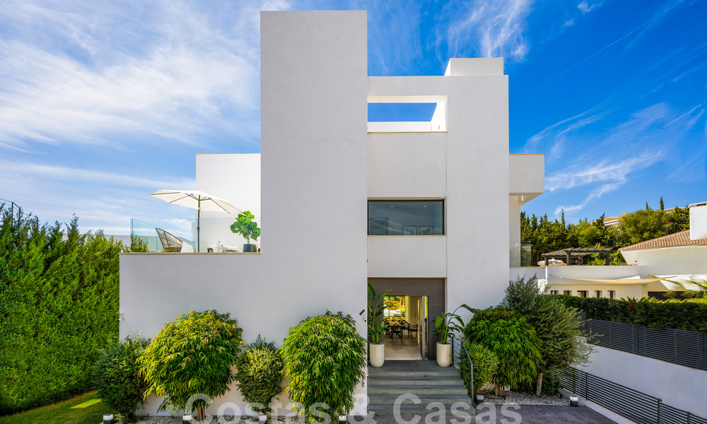 Moderne luxevilla te koop in een eigentijds bouwstijl, op loopafstand van Puerto Banus, Marbella 59621