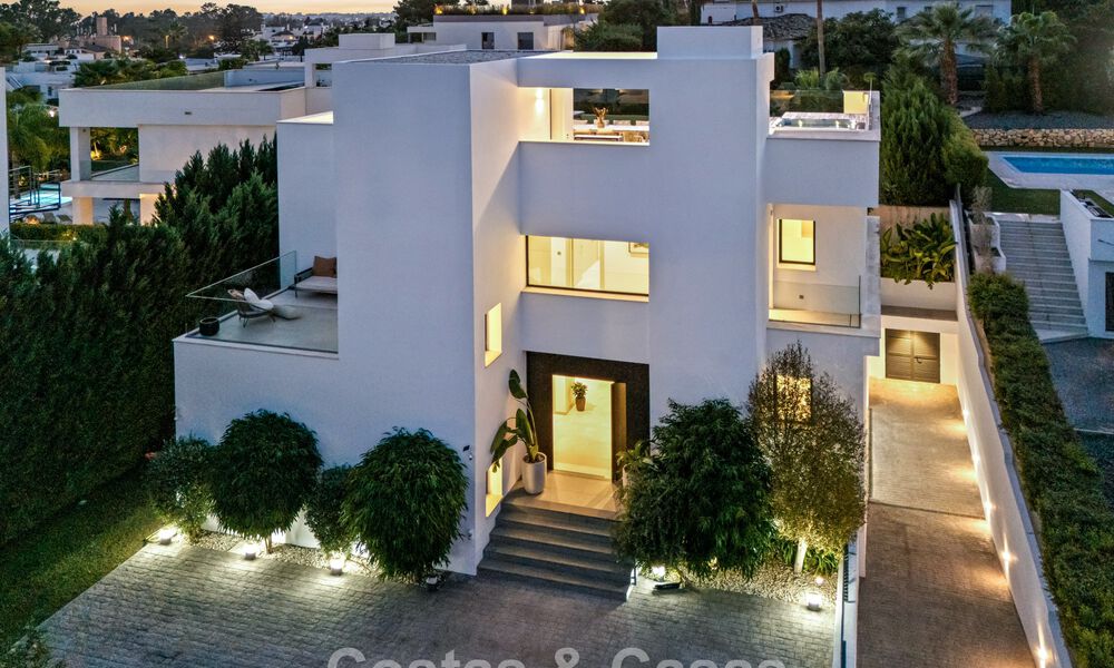 Moderne luxevilla te koop in een eigentijds bouwstijl, op loopafstand van Puerto Banus, Marbella 788873