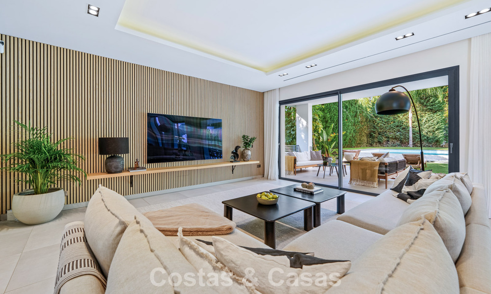 Moderne luxevilla te koop in een eigentijds bouwstijl, op loopafstand van Puerto Banus, Marbella 788874