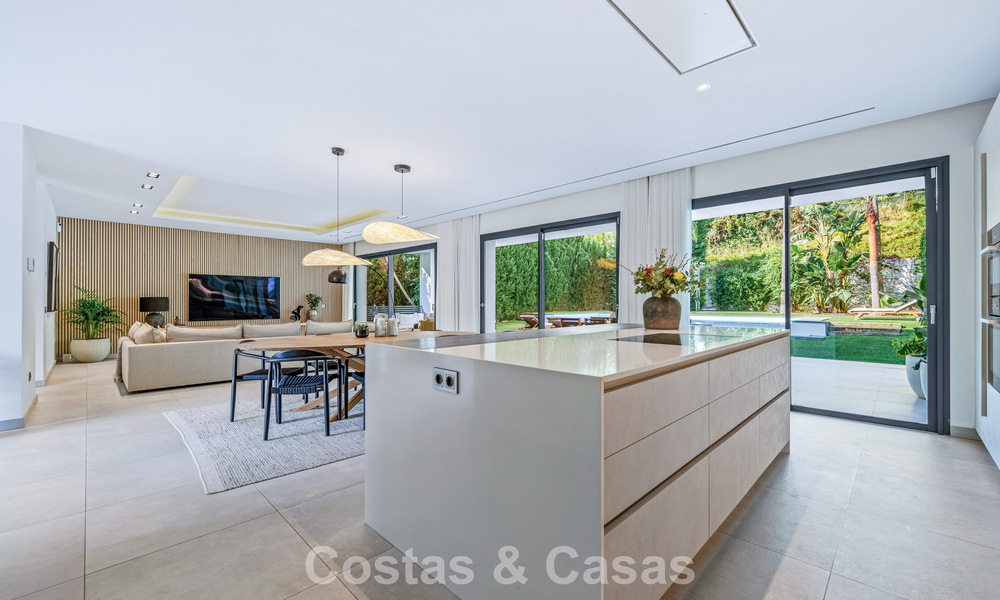 Moderne luxevilla te koop in een eigentijds bouwstijl, op loopafstand van Puerto Banus, Marbella 788879