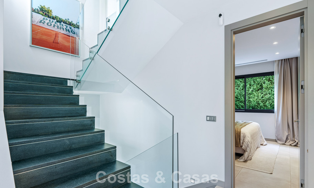 Moderne luxevilla te koop in een eigentijds bouwstijl, op loopafstand van Puerto Banus, Marbella 788880
