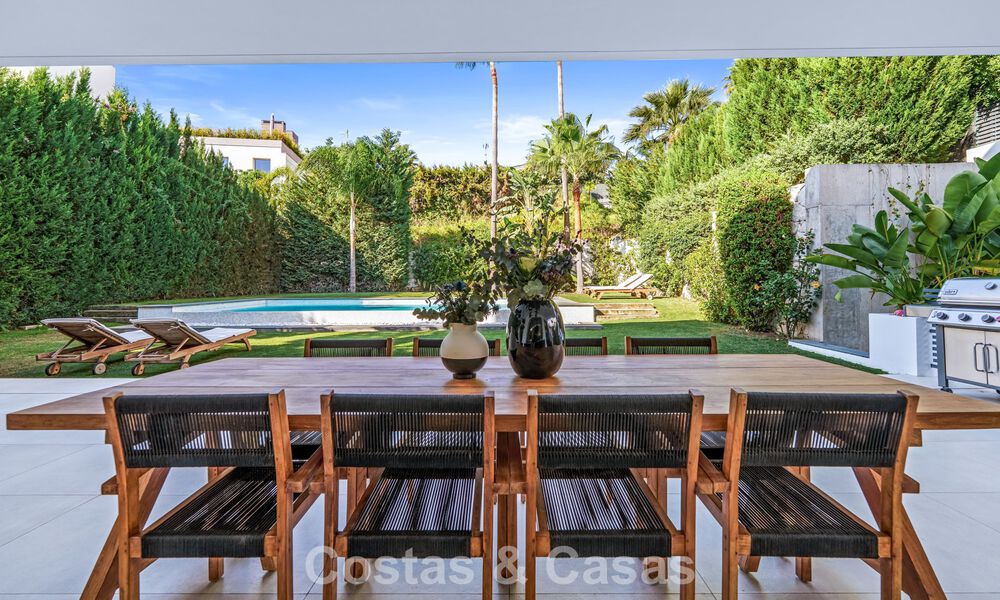 Moderne luxevilla te koop in een eigentijds bouwstijl, op loopafstand van Puerto Banus, Marbella 788884