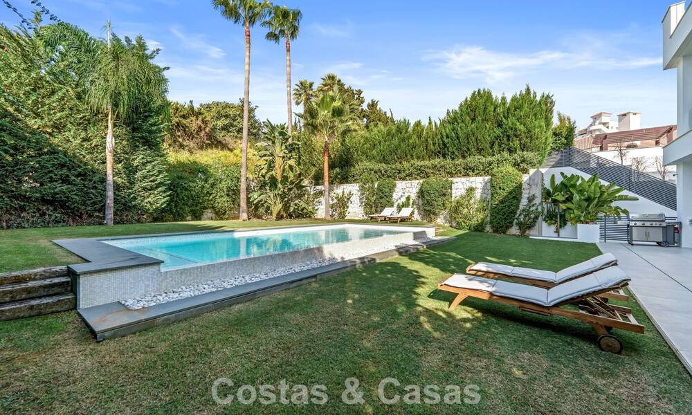 Moderne luxevilla te koop in een eigentijds bouwstijl, op loopafstand van Puerto Banus, Marbella 788886