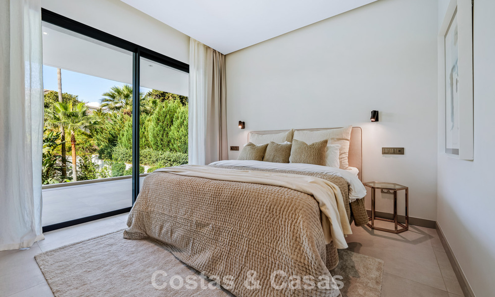 Moderne luxevilla te koop in een eigentijds bouwstijl, op loopafstand van Puerto Banus, Marbella 788896