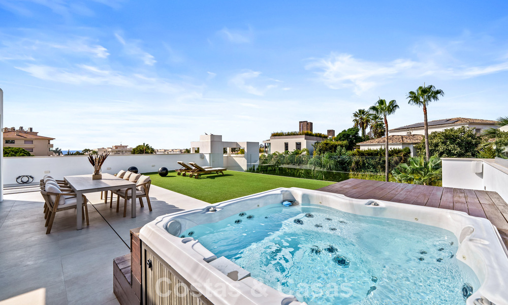 Moderne luxevilla te koop in een eigentijds bouwstijl, op loopafstand van Puerto Banus, Marbella 788899