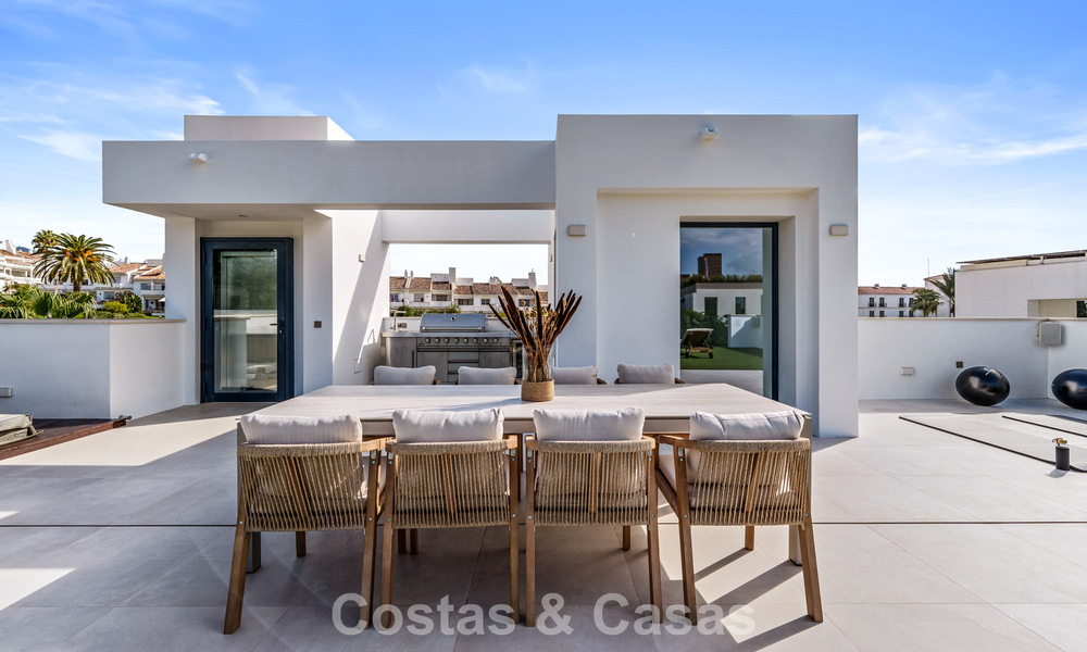 Moderne luxevilla te koop in een eigentijds bouwstijl, op loopafstand van Puerto Banus, Marbella 788901
