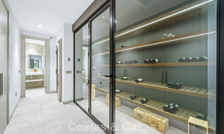 Moderne luxevilla te koop in een eigentijds bouwstijl, op loopafstand van Puerto Banus, Marbella 788902 