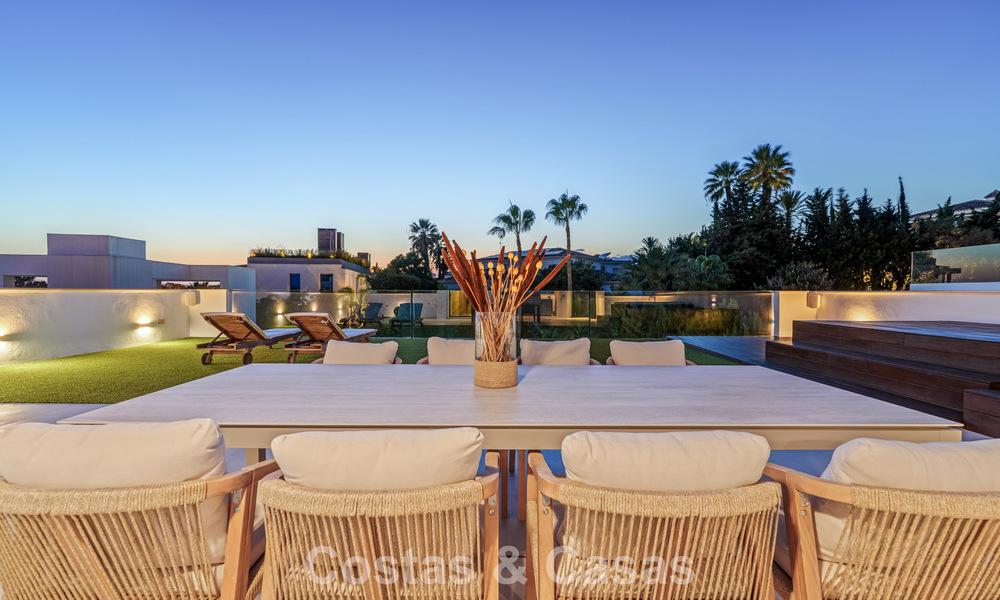 Moderne luxevilla te koop in een eigentijds bouwstijl, op loopafstand van Puerto Banus, Marbella 788914