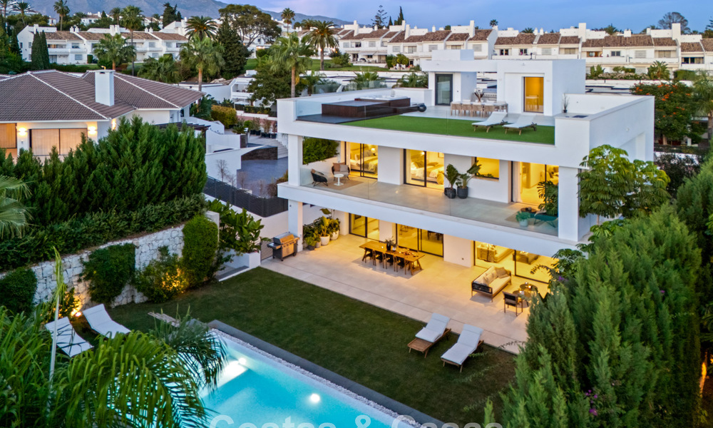 Moderne luxevilla te koop in een eigentijds bouwstijl, op loopafstand van Puerto Banus, Marbella 788924