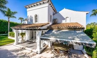 Eigentijdse Andalusische luxevilla te koop in een hoogstaande golfomgeving in Nueva Andalucia, Marbella 59943 