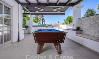 Eigentijdse Andalusische luxevilla te koop in een hoogstaande golfomgeving in Nueva Andalucia, Marbella 59946 