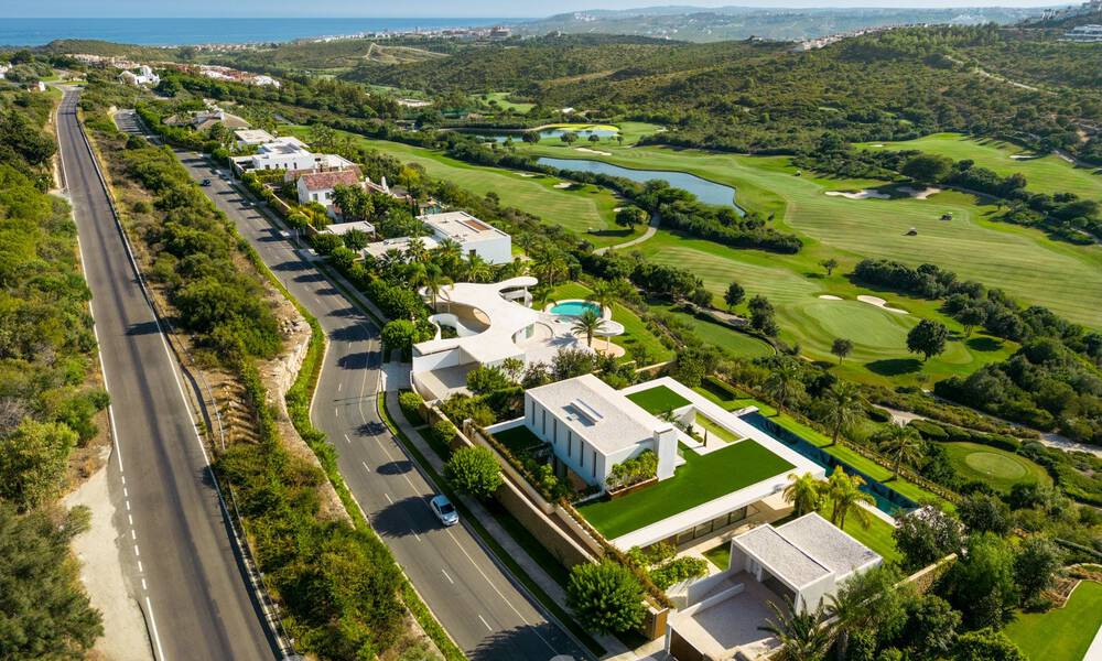 Statige designervilla te koop, direct aan een 5-sterren golfbaan aan de Costa del Sol 60107