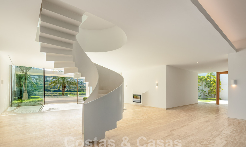 Statige designervilla te koop, direct aan een 5-sterren golfbaan aan de Costa del Sol 60115