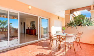 Ruim appartement te koop met zeezicht in een eerstelijns golfcomplex op de New Golden Mile, Marbella - Estepona 60381 