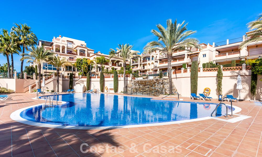 Ruim appartement te koop met zeezicht in een eerstelijns golfcomplex op de New Golden Mile, Marbella - Estepona 60386