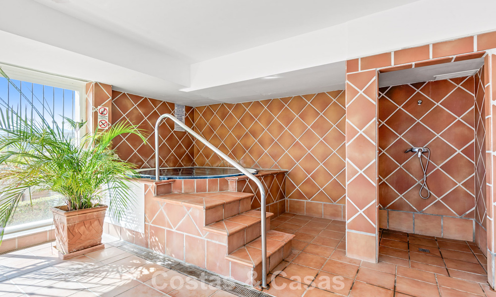 Ruim appartement te koop met zeezicht in een eerstelijns golfcomplex op de New Golden Mile, Marbella - Estepona 60391