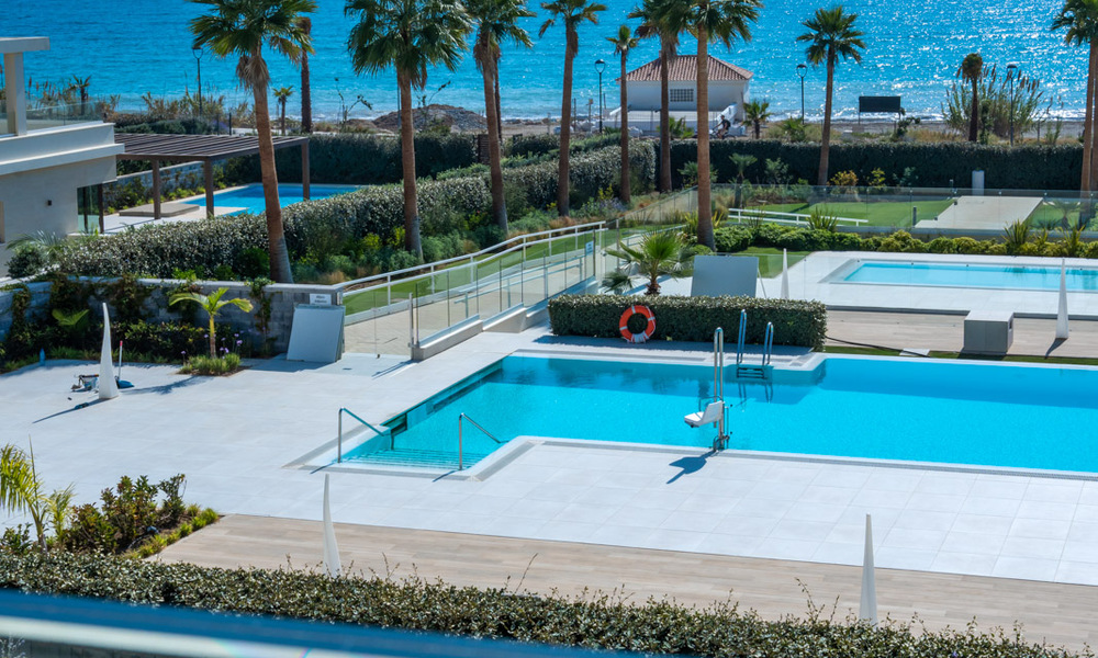 Modern luxe appartement te koop met zeezicht in een exclusief strandcomplex op de New Golden Mile, Marbella - Estepona 60744