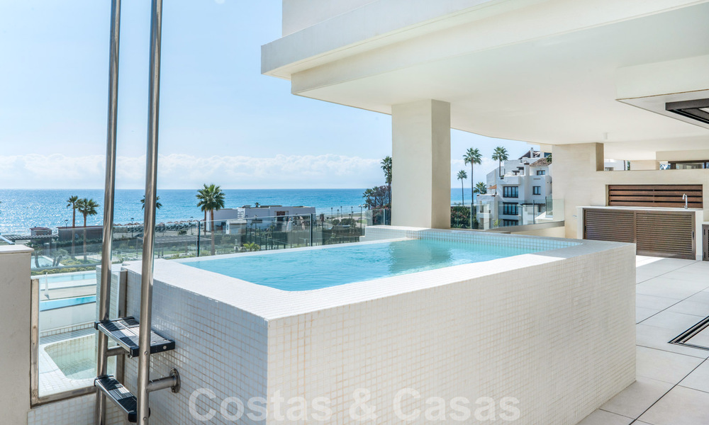 Modern luxe appartement te koop met zeezicht in een exclusief strandcomplex op de New Golden Mile, Marbella - Estepona 60747