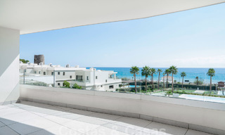 Modern luxe appartement te koop met zeezicht in een exclusief strandcomplex op de New Golden Mile, Marbella - Estepona 60770 