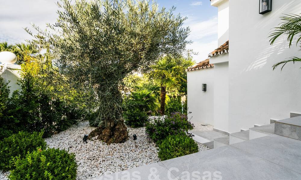 Luxevilla te koop met modern-Mediterraan ontwerp en zeezicht in Nueva Andalucia, Marbella 61000