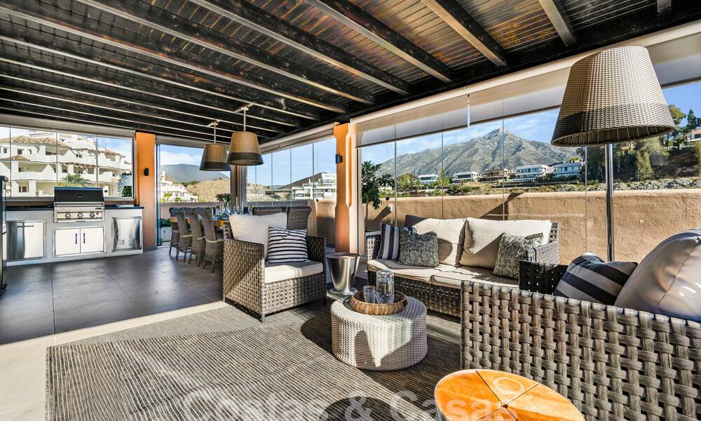 Ruim, luxe penthouse te koop met zeezicht en in een 5-sterren complex in Nueva Andalucia, Marbella 60880