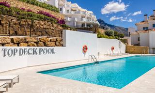 Verfijnd, ruim, luxe penthouse te koop met zeezicht in een boutique complex in Nueva Andalucia, Marbella 61208 