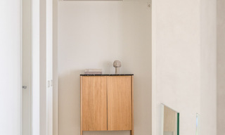 Verfijnd, ruim, luxe penthouse te koop met zeezicht in een boutique complex in Nueva Andalucia, Marbella 61220 