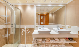 Luxueus appartement te koop met panoramisch zeezicht in een gated urbanisatie op de Golden Mile, Marbella 61742 