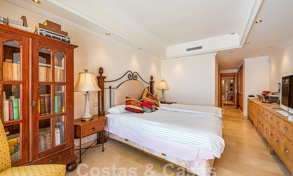 Luxueus appartement te koop met panoramisch zeezicht in een gated urbanisatie op de Golden Mile, Marbella 61750