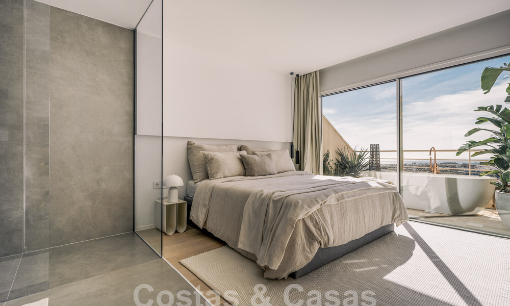 Indrukwekkend gerenoveerd penthouse te koop met panoramisch golf- en zeezicht in het hartje van Nueva Andalucia, Marbella 61799