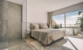 Indrukwekkend gerenoveerd penthouse te koop met panoramisch golf- en zeezicht in het hartje van Nueva Andalucia, Marbella 61799 