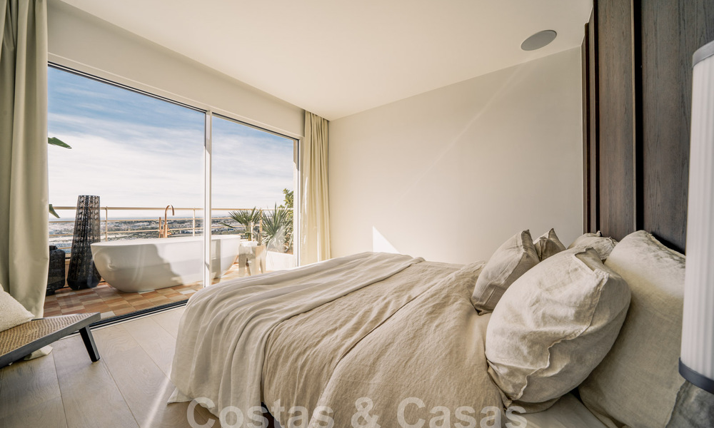 Indrukwekkend gerenoveerd penthouse te koop met panoramisch golf- en zeezicht in het hartje van Nueva Andalucia, Marbella 61802