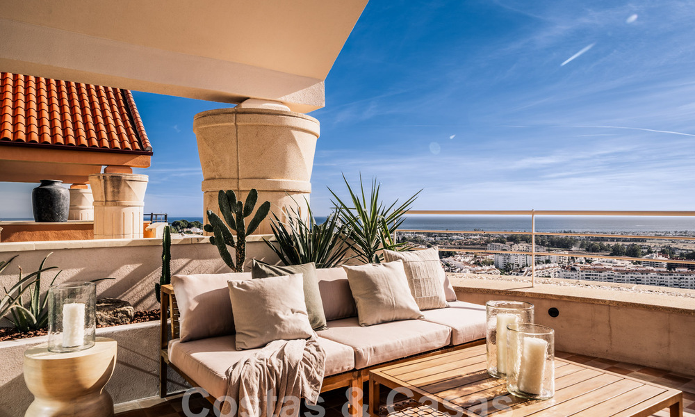Indrukwekkend gerenoveerd penthouse te koop met panoramisch golf- en zeezicht in het hartje van Nueva Andalucia, Marbella 61804