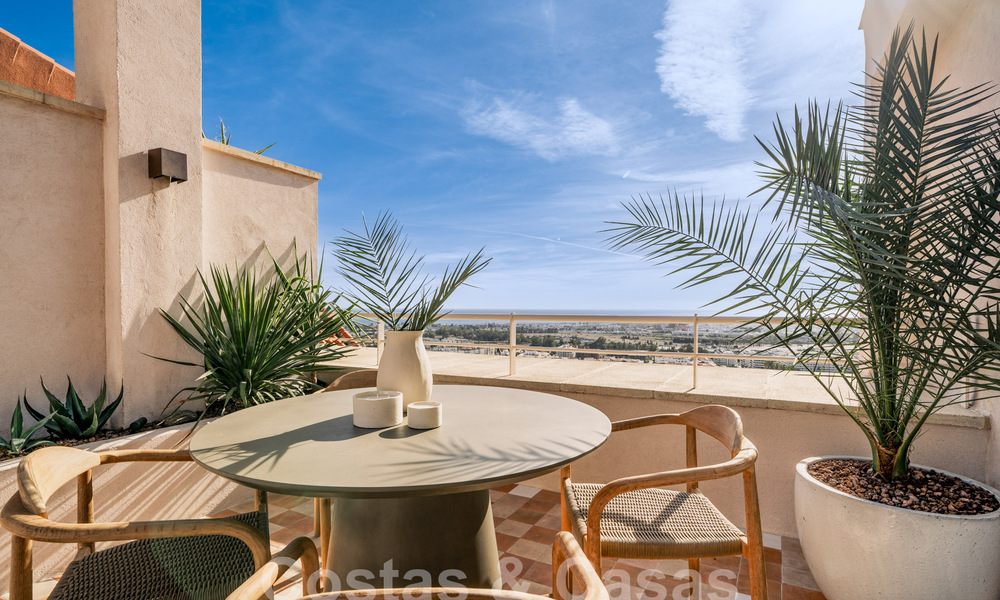 Indrukwekkend gerenoveerd penthouse te koop met panoramisch golf- en zeezicht in het hartje van Nueva Andalucia, Marbella 61806