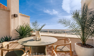 Indrukwekkend gerenoveerd penthouse te koop met panoramisch golf- en zeezicht in het hartje van Nueva Andalucia, Marbella 61806 
